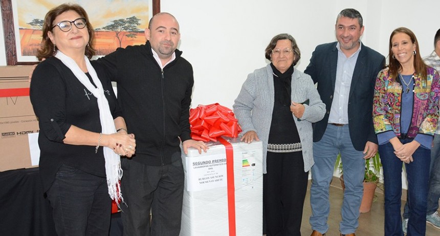 El intendente entreg&oacute; importantes premios a los vecinos cumplidores