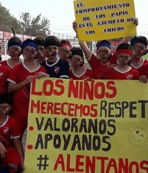 Adultos se burlaron de nene por usar vincha: la lecci&oacute;n que recibieron es viral