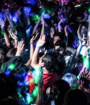 Alumnos publicitan fiesta con desnudos, drogas y hasta armas