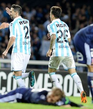 Racing tumb&oacute; a la U. de Chile y abroch&oacute; la clasificaci&oacute;n