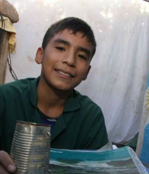 Un maestro: pibe abri&oacute; una escuela en el patio de su casa