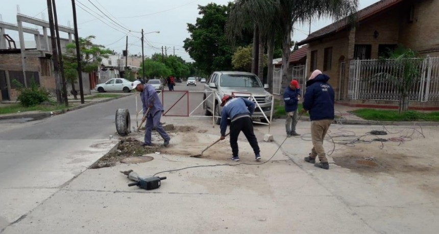 Personal de Obras P&uacute;blicas realiza trabajos de bacheo y arreglo de calles