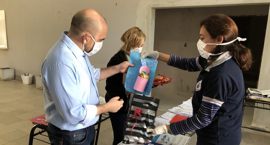  Mirolo particip&oacute; de la entrega de raciones alimentarias para alumnos de la Escuela Primaria Municipal