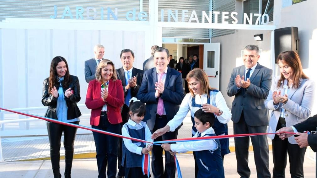 El gobernador inauguró el nuevo edificio de un jardín de infantes del barrio Independencia