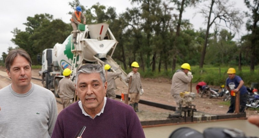 El intendente Nediani visitó el inicio de la obra de hormigonado de calle Rebotaro 