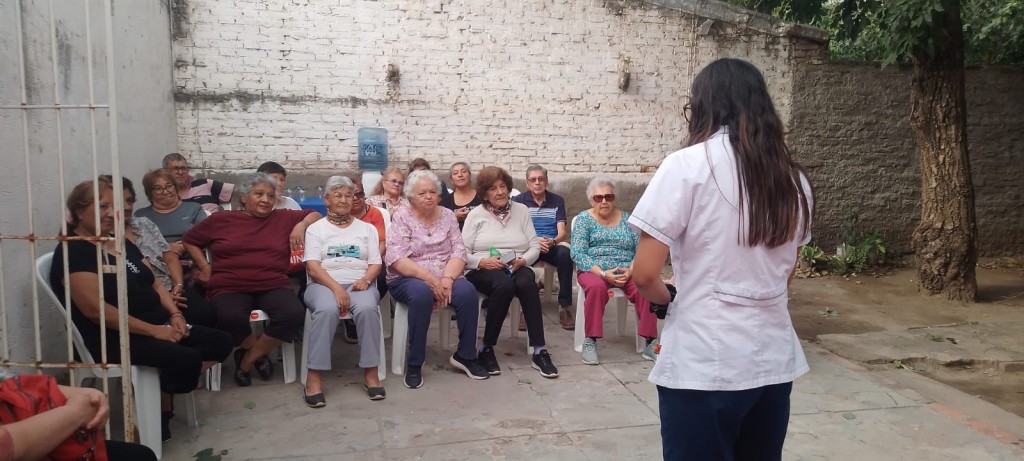 Adultos mayores participaron de un taller sobre “Neuronutrición” en el barrio Lourdes