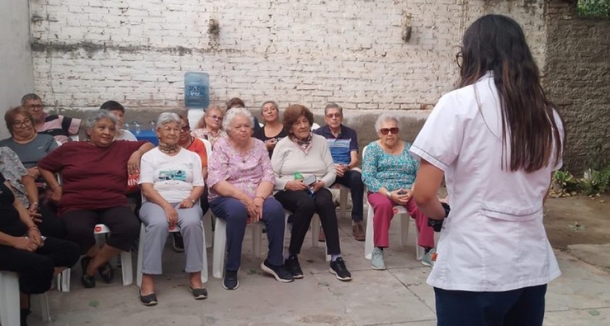 Adultos mayores participaron de un taller sobre “Neuronutrición” en el barrio Lourdes