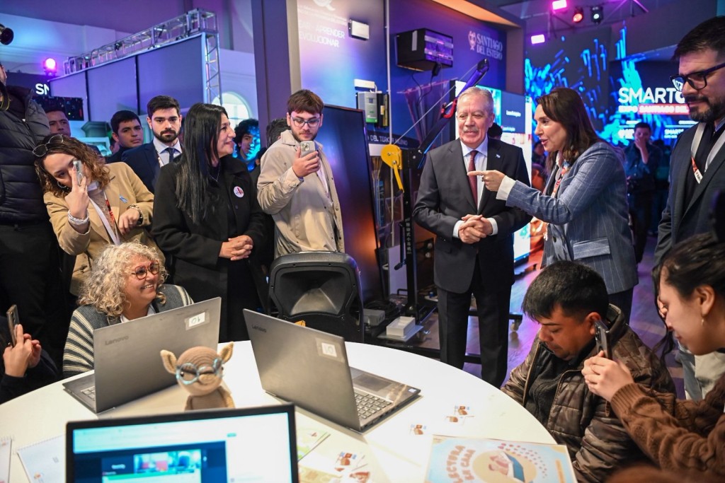 El Gobernador El&iacute;as Su&aacute;rez particip&oacute; en el Smart City de una charla virtual con docentes de toda la provincia