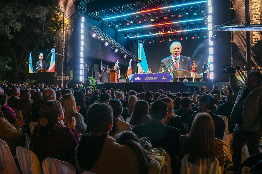El Gobernador El&iacute;as Su&aacute;rez dej&oacute; formalmente abierta la temporada tur&iacute;stica invernal de Las Termas de R&iacute;o Hondo