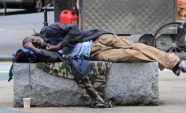 Insólito: multas de hasta 1.300 euros para homeless en Londres por mendigar o dormir en la calle