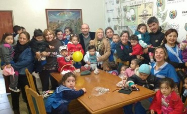  Los peque&ntilde;os y docentes del Jard&iacute;n de Primera Infancia visitaron  al intendente   