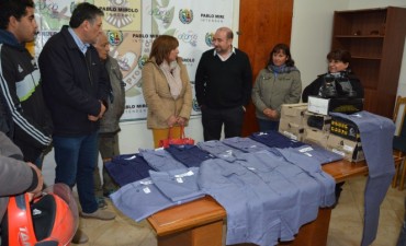 Entregan ropa de trabajo al personal de maestranza del Cementerio La Misericordia   