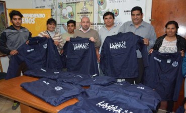  El intendente Mirolo entreg&oacute; camperas a 150 brigadistas