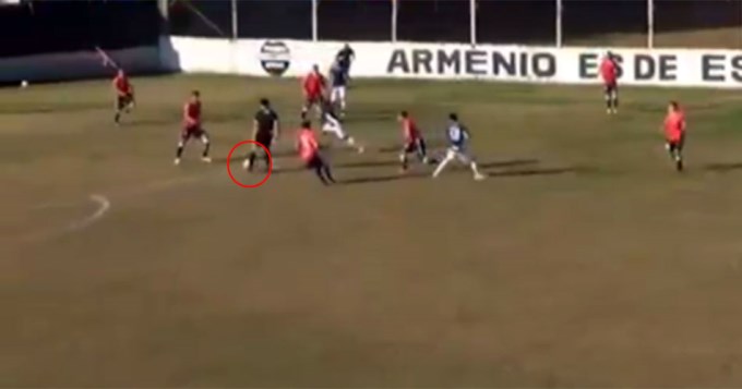 Pocas veces visto: brillante pase-gol de &aacute;rbitro en el Ascenso