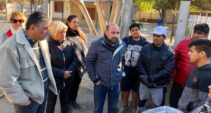 Mirolo acompa&ntilde;ado por autoridades visit&oacute; a vecinos del barrio La Isla
