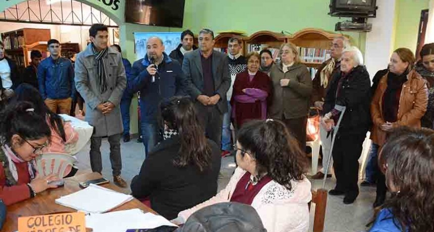 Alumnos de ocho colegios participaron del Primer Caf&eacute; Literario organizado por la Municipalidad