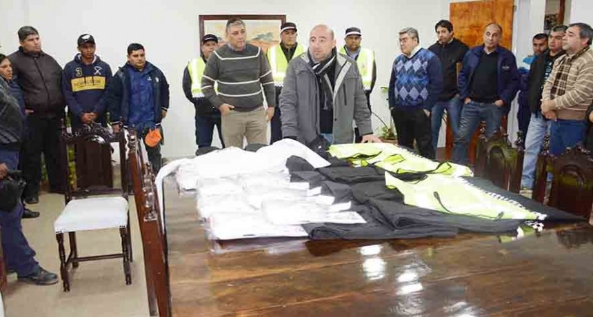 El intendente Mirolo entreg&oacute; uniformes a un centenar de agentes de tr&aacute;nsito
