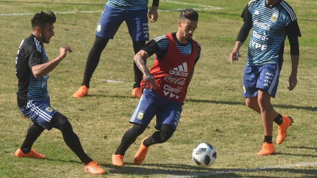 Los jugadores apoyaron a Lanzini por su lesi&oacute;n