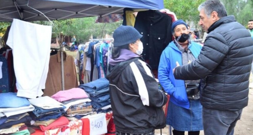 El intendente Nediani visit&oacute; a los feriantes del barrio Cabildo