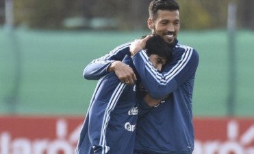 Final con Chile: Garay, aún con malestar, está en carrera para ser titular; la duda ahora surgió en el medio