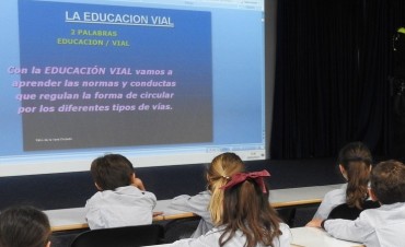 Dictan una charla taller sobre seguridad vial a chicos del Colegio Santiago Ap&oacute;stol   