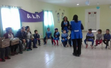 Personal municipal brinda consejos sobre cuidados de la salud bucal