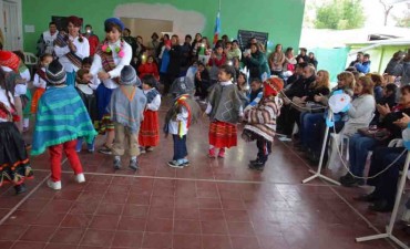 El intendente Mirolo presidi&oacute; el acto por los 201 a&ntilde;os de la Independencia en el Jard&iacute;n Municipal N&ordm; 1