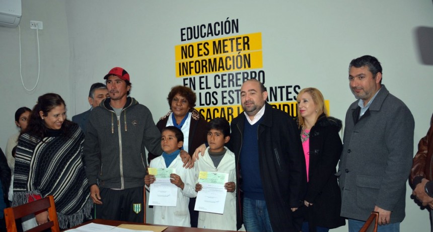 El intendente Pablo Mirolo y la diputada Morales entregaron becas a estudiantes bande&ntilde;os