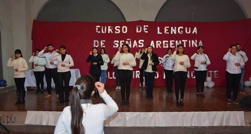  El Municipio entreg&oacute; los primeros certificados del curso de Lenguaje de Se&ntilde;as
