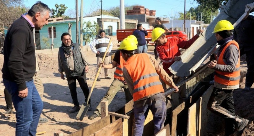 El intendente Roger Nediani visitó la segunda etapa del desagüe de la calle Quintana 