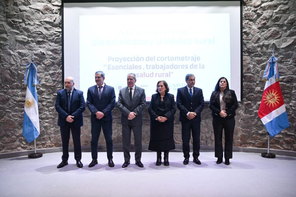 El Gobernador presidi&oacute; el acto central por el D&iacute;a del M&eacute;dico y ratific&oacute; el compromiso del estado con el arraigo de la salud p&uacute;blica rural
