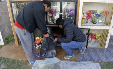 V&aacute;ndalos roban urnas en el cementerio La Misericordia