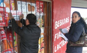  Clausuran un supermercado por vender bebidas alcoh&oacute;licas a menores   