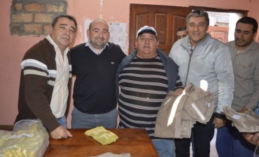 El intendente Mirolo entreg&oacute; indumentaria a trabajadores de la comuna