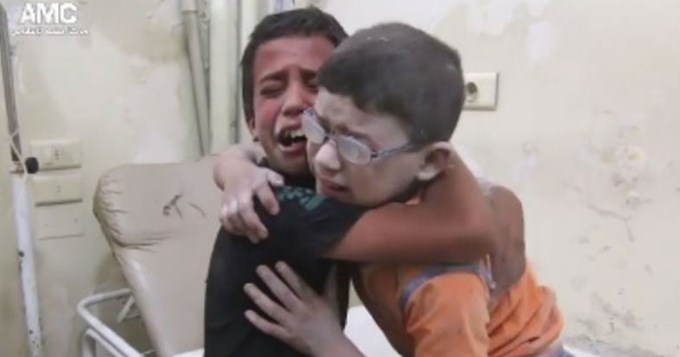 Conmovedor llanto de nenes sirios por muerte de hermanito
