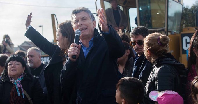 "En vez de sumar, apedrean"