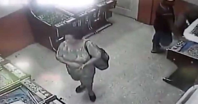 Le cort&oacute; el brazo a una mujer de un machetazo por unos billetes