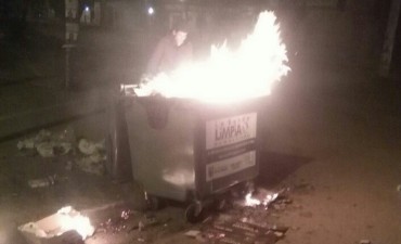 Vecinos bande&ntilde;os intentaron salvar un contenedor de manos inescrupulosas