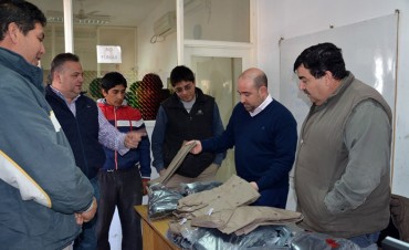 El intendente Mirolo entreg&oacute; uniformes a empleados del Obrador Dorrego   