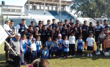  Los chicos del Jard&iacute;n Municipal N&ordm; 14 compartieron una divertida jornada con los jugadores de Sarmiento    