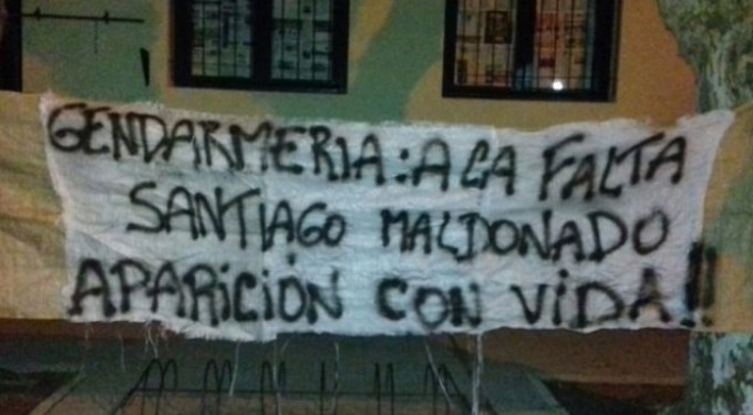 Colgaron bandera en colegio donde deb&iacute;a votar Santiago Maldonado