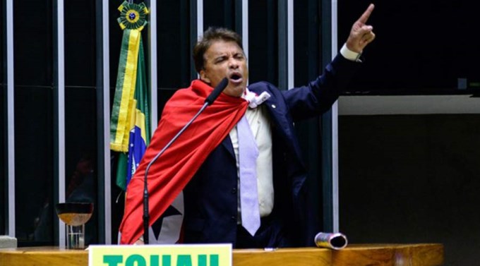 Diputado fan&aacute;tico se tatu&oacute; "Temer" en el hombro