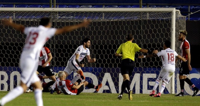 Estudiantes cay&oacute; por la m&iacute;nima en Asunci&oacute;n