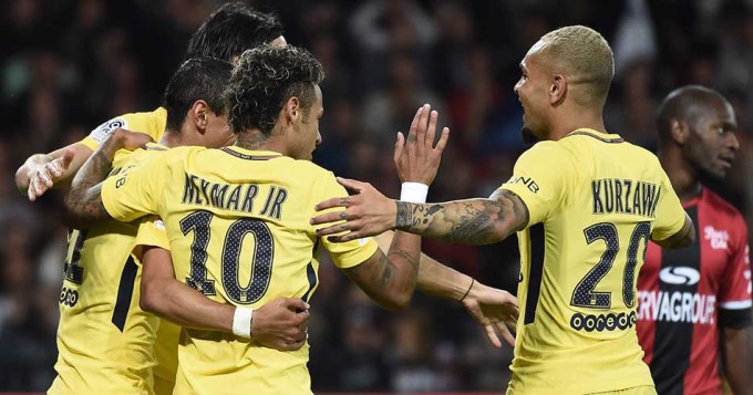 Los compa&ntilde;eros de Neymar, rendidos a sus pies