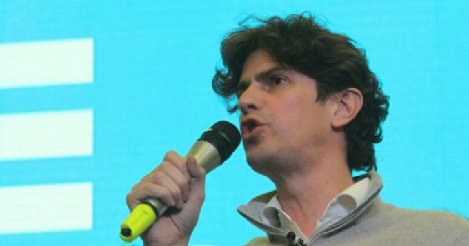 Lousteau qued&oacute; tercero y felicit&oacute; a Carrio