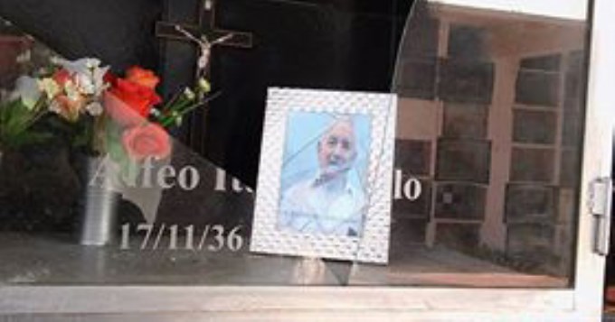 Ofrece recompensa para hallar a quien profan&oacute; tumba de su pap&aacute;