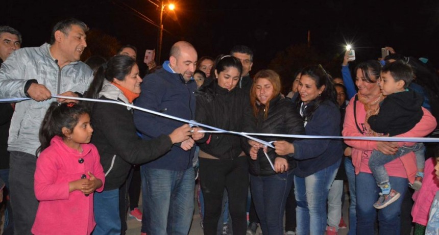 Gran cantidad de vecinos celebraron la inauguraci&oacute;n de una plaza saludable en el barrio El Para&iacute;so 100 Viviendas   