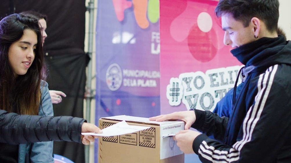 PASO: debuta un sistema de escrutinio provisorio para "agilizar el conteo", que la oposici&oacute;n objeta