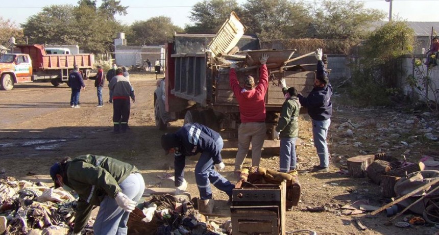 El intendente Mirolo visit&oacute; Villa Suaya donde se realiz&oacute; un operativo de descacharreo y desinfecci&oacute;n   
