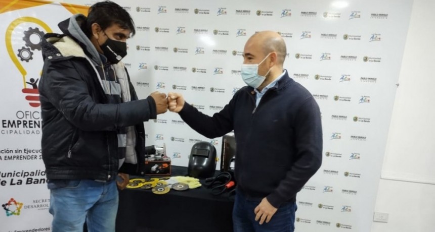 UN VECINO DEL BARRIO 25 DE MAYO 540 VIVIENDAS FUE BENEFICIADO POR EL PROGRAMA &ldquo;EMPRENDIENDO SUE&Ntilde;OS&rdquo;